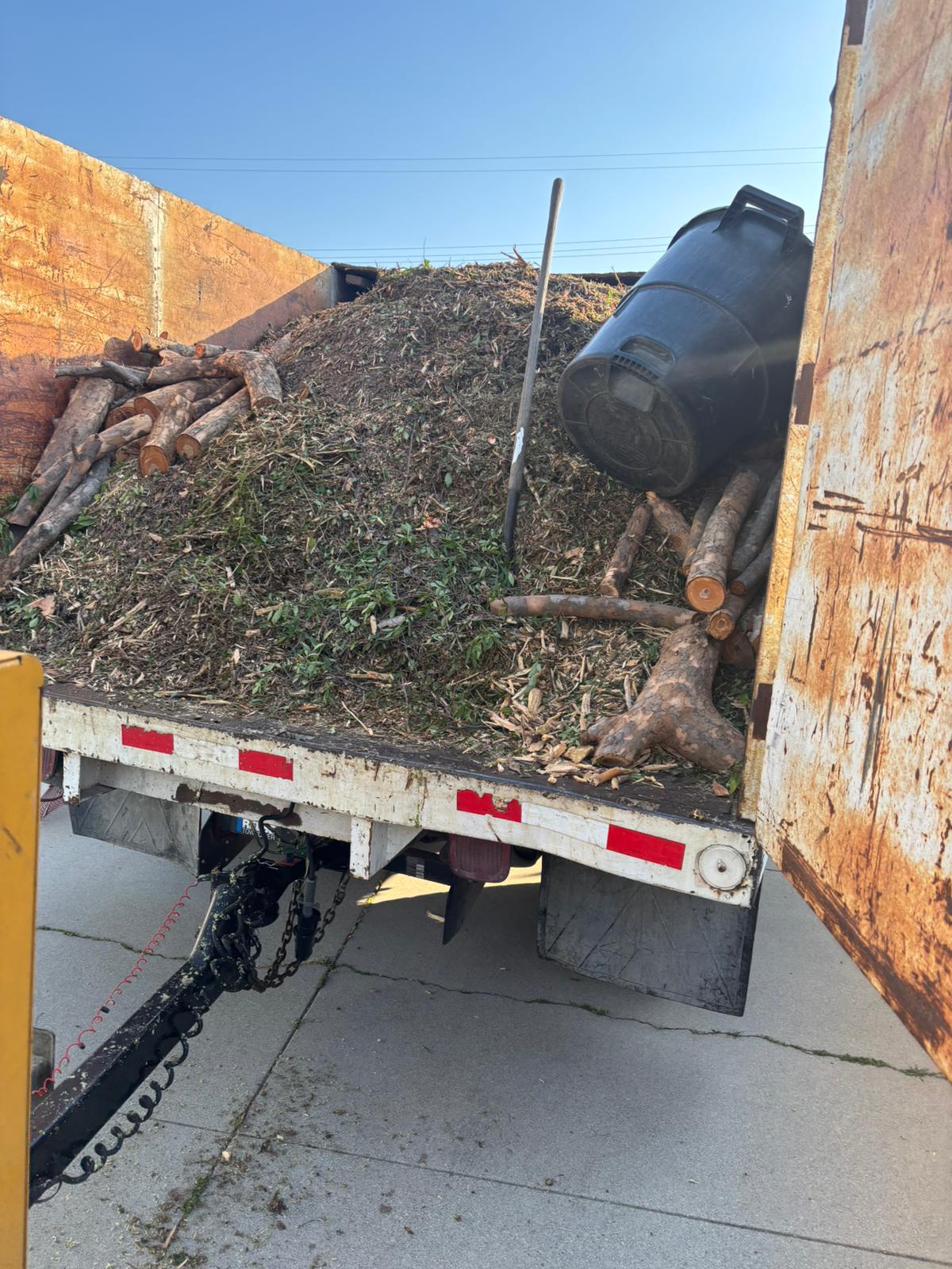 Debris hauling truck